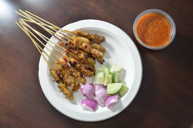 Sebze ve sosla servis edilen kebaplar