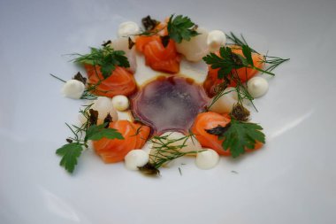 Sos ve otlu somon balığı.