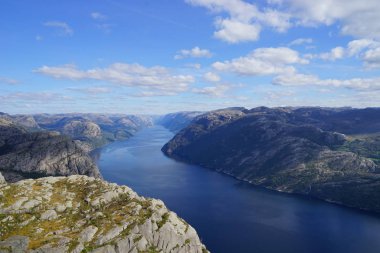 Nehrin Preikestolen dik uçurumundaki hareketini gözlemliyorum.