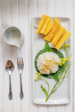 Yapışkan pirinç ve dilimlenmiş mango.