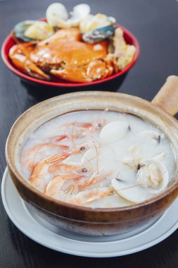 Karides ve midyeli deniz ürünleri lapası.