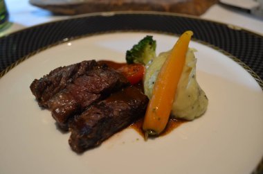 Biftek ve sebze püresi