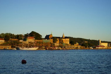 Arka planda şehir olan deniz manzarası