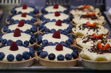 Tepsiye konmuş meyveli kekler