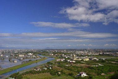 Yilan Ovası gündüz manzarasını izliyor