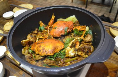 Tencereye sebze konmuş yengeç.