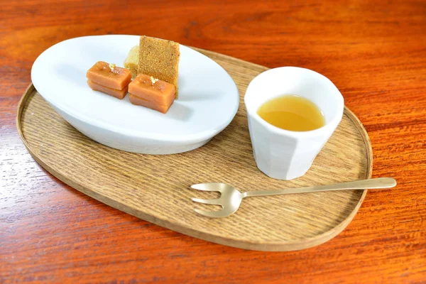 木の盆のデザートとお茶 — ストック写真
