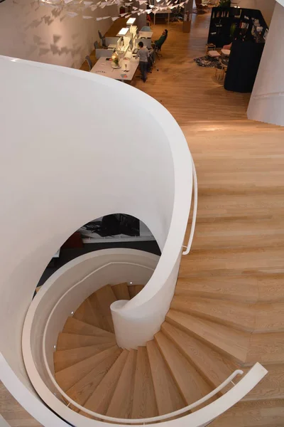 Olhe para baixo da escada em Vitra Design Museum — Fotografia de Stock