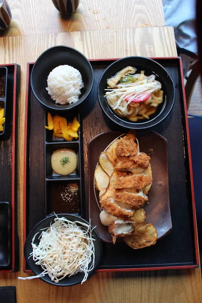 Высокий Угол Съемки Японской Традиционной Кухни Жареная Свиная Отбивная Набор — стоковое фото