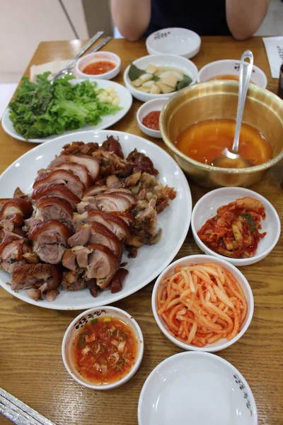 Côtelette Viande Porc Avec Légumes Sauces Dans Des Assiettes — Photo