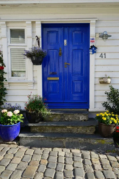 白い家の建物の青い扉 — ストック写真