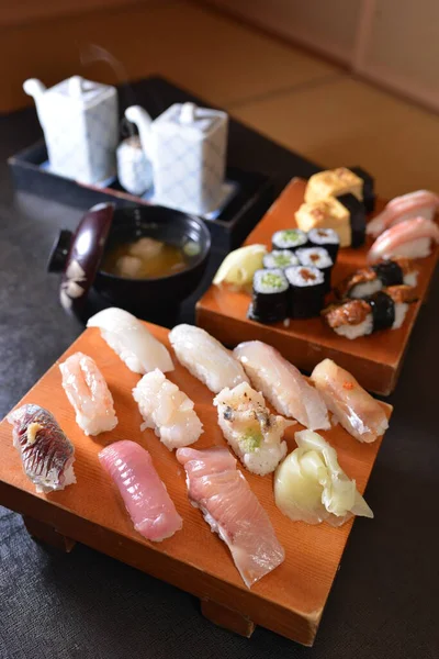 Υψηλής γωνίας λήψη του ιαπωνικού παραδοσιακού σετ σούσι — Φωτογραφία Αρχείου