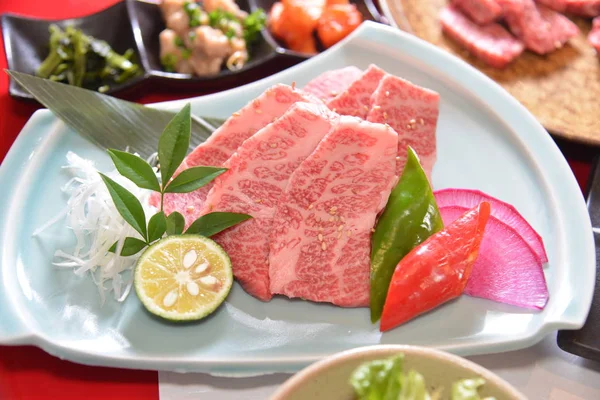 Vysoký úhel záběru různých druhů masa na stole — Stock fotografie