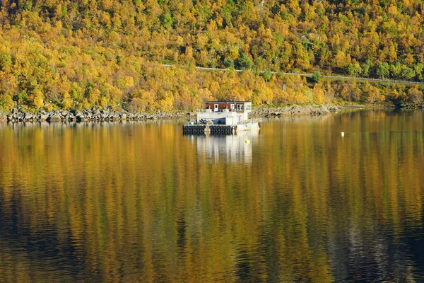 Aussaatboot auf dem Fluss in hurtigruten — Stockfoto