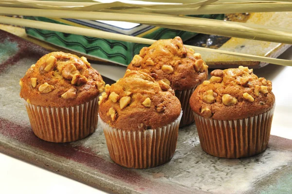 Cupcakes Com Nozes Servidas Mesa Branca Com Placas Cerâmica — Fotografia de Stock