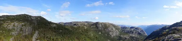 Osservando Vista Preikestolen Scogliera Ripida Norvegia — Foto Stock