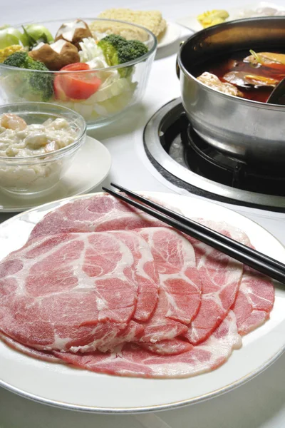 Портрет еды с двух сторон горячий горшок и нарезанное мясо — стоковое фото