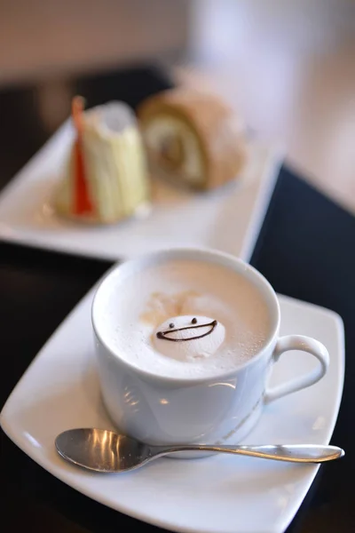 Υψηλής γωνίας φωτογραφία του καφέ με χαμόγελο πρόσωπο latte τέχνη — Φωτογραφία Αρχείου