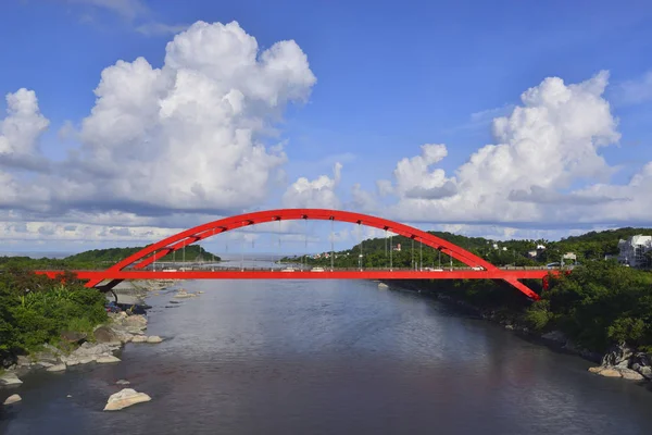 Alto ángulo de tiro del puente de Changhong río Hsiukuluan — Foto de Stock