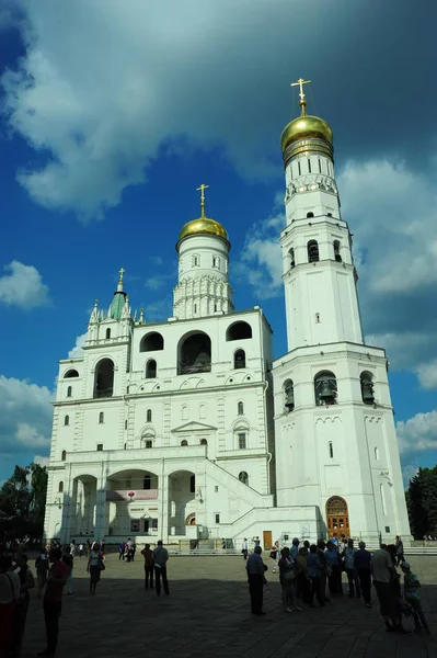 Низький кут знімок вежі Івана Великого Белла Московський Кремль — стокове фото