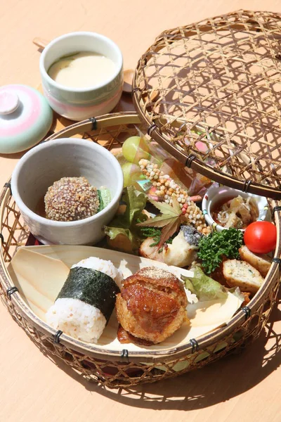 Υψηλής γωνίας βολή του ιαπωνικού παραδοσιακού φαγητού στο καλάθι — Φωτογραφία Αρχείου