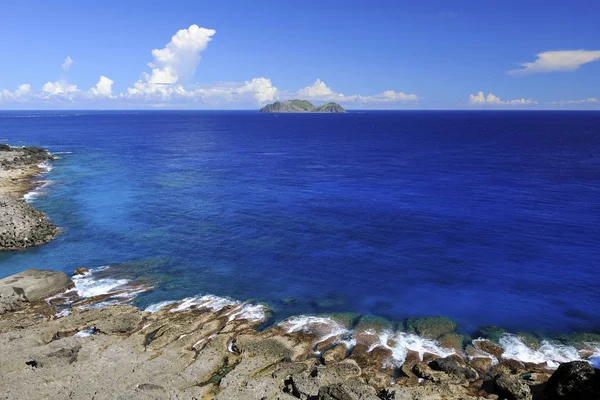 Oceano azul e céu na ilha de Lanyu — Fotografia de Stock