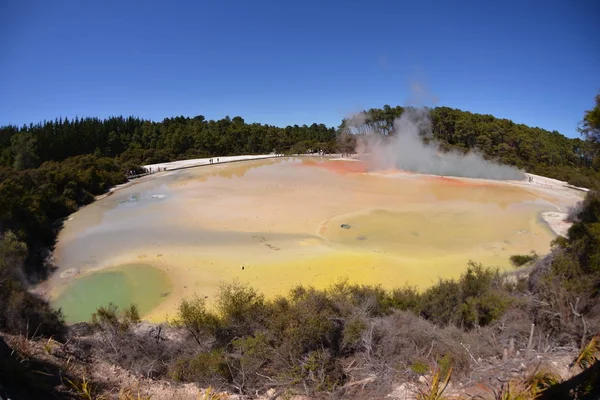 Tiro de ângulo alto da fonte termal em Rotorua — Fotografia de Stock