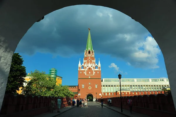Tiro de ângulo baixo da Torre Kytafya e da Torre Trinity Kremlin de Moscou — Fotografia de Stock