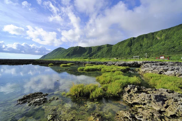 O reflexo do espelho de Yeyin Cold Spring Lanyu ilha — Fotografia de Stock