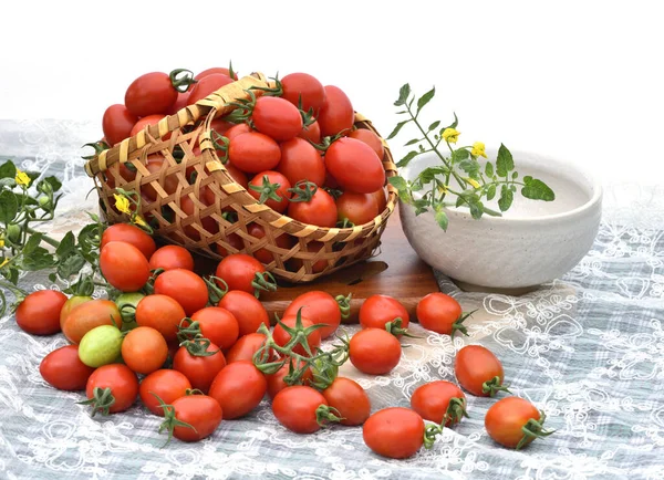 Tomates Rojos Frescos Servidos Mesa Con Fondo Blanco — Foto de Stock