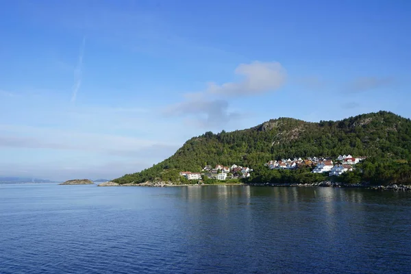 Deniz Manzarası Dağlarda Küçük Evler Norveç Güzelliği — Stok fotoğraf