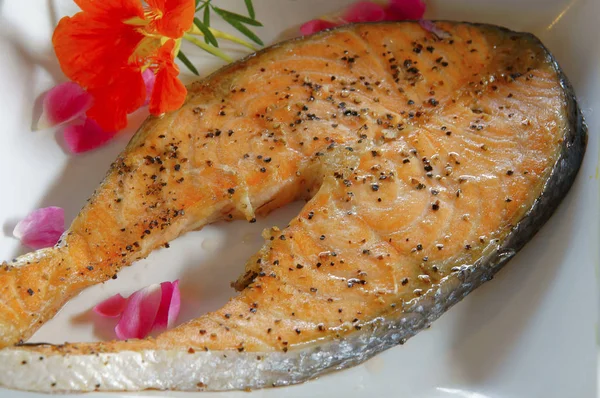 Retrato alimentar de salmão assado — Fotografia de Stock