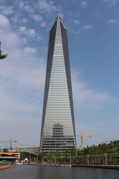 Low angle shot of the building in Songdo Central Park — 图库照片