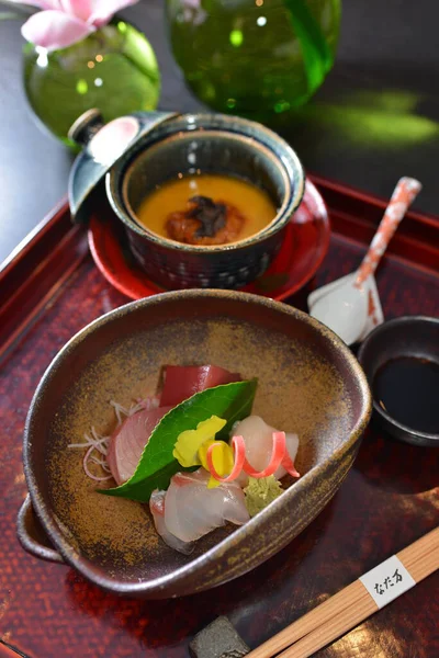 Lovitură unghiulară a mâncării tradiționale japoneze — Fotografie, imagine de stoc