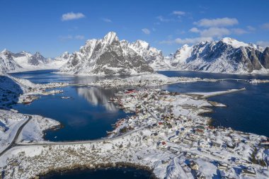 Norveç, Lofoten 'de dağların yansımasıyla pürüzsüz bir göl..