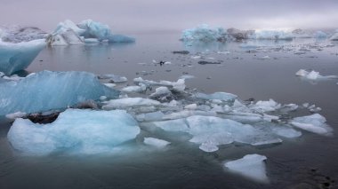 İzlanda 'daki buzul gölünün dramatik manzarası 