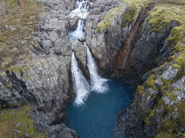 Island Wasserfall Auf Straße — Stockfoto