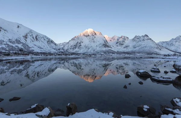 挪威湖中映入眼帘的雪山 — 图库照片