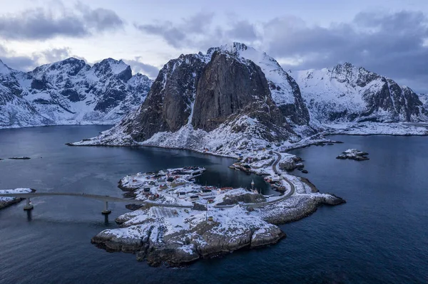 Luchtfoto Van Besneeuwde Bergen Weerspiegeld Meer Lofoten Noorwegen — Stockfoto