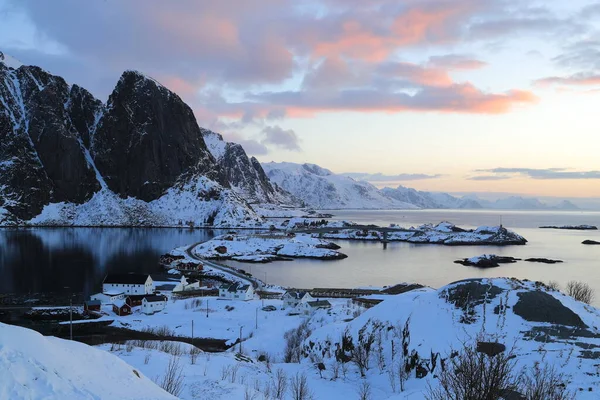 Lofoten Norveç Teki Dağların Yansımasıyla Gölde Renkli Bir Gün Batımı — Stok fotoğraf