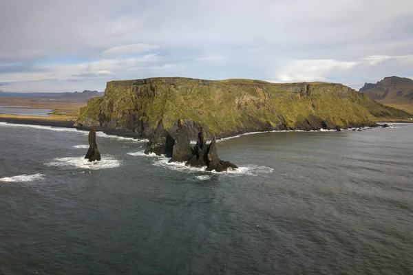 Reynisdrangar Basalto Mare Stack Situato Sotto Montagna Reynisfjall Spiaggia Sabbia — Foto Stock