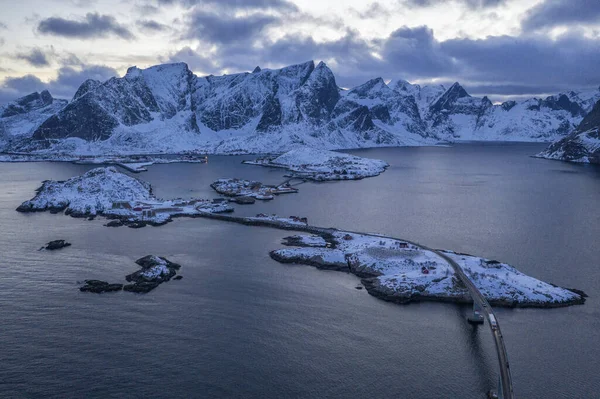 Luchtfoto Van Besneeuwde Bergen Weerspiegeld Meer Lofoten Noorwegen — Stockfoto