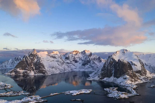 Kleurrijke Zonsondergang Aan Het Meer Met Bergen Reflectie Lofoten Noorwegen — Stockfoto