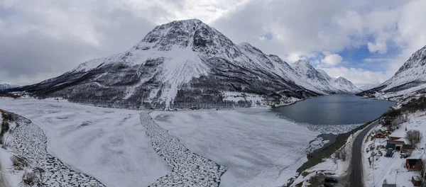 Norveç Sorkjosen Köyündeki Dağların Manzarasına Bakıyorum — Stok fotoğraf
