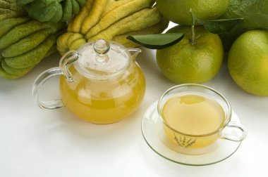 Beyaz arka planda Bergamot ve çay seti