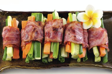 Bacon BBQ tabakta.