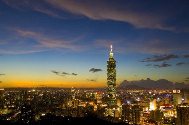 Taipei 101 binasının ve Tayvan şehrinin yüksek melek görüntüsü.