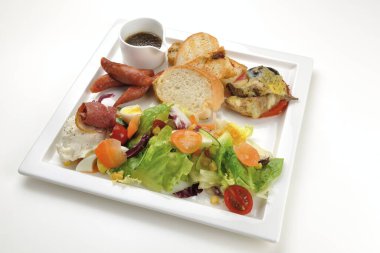 Brunch et sosisi hazırladı.