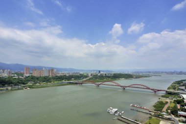 New Taipei 'deki Guandu Köprüsü' nün yüksek açılı görüntüsü.