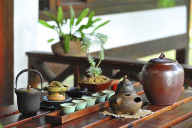 Ahşap masada çay demliği.